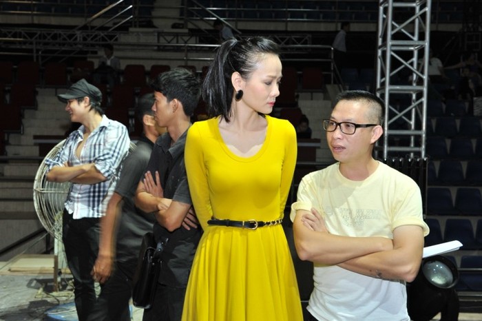 Nhiếp ảnh gia Phạm Hoài Nam cũng có mặt trao đổi với các người mẫu.
